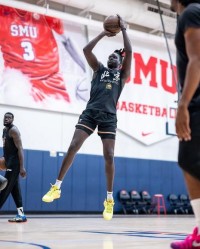 还能回来吗？奥莫特身穿北京男篮训练服训练 球迷热议一边倒