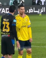 ayx sports-C罗和布赖代球员禁区内互动，C罗用手势示意对手“少说多做”